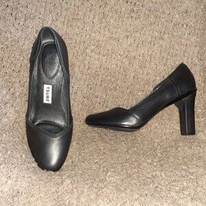 TSUBO-Avoca-Black Leather Block Heel Pumps-Size 8.5-Near Mint